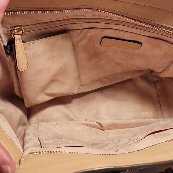 Michael Kors Biege Vivianne Patent Messenger Bag - Picture 10 of 14